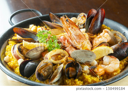 海鮮飯：奢華的西班牙菜餚，盛放在海鮮飯鍋中，裡面滿滿都是蝦子、貽貝、蛤蜊和魷魚。 138499184