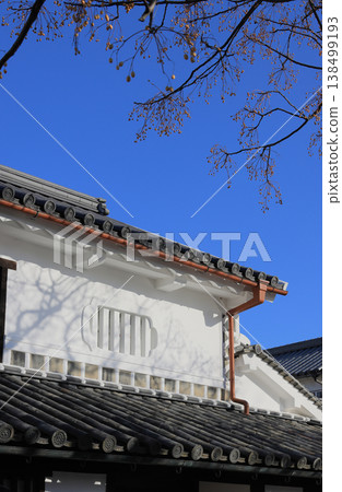 倉敷美學歷史街區街景[倉敷川東岸，與倉敷民俗美術館隔運河相望的一棟帶有格子窗的房屋] 138499193