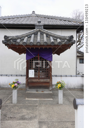 倉敷美館歷史街區街景[當地玩具博物館後巷裡供奉藥師如來的小神社] 138499213