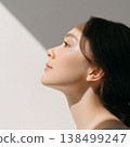 A woman's profile bathed in light, a natural and beautiful beauty image. 138499247