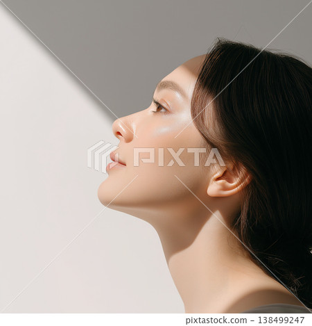 A woman's profile bathed in light, a natural and beautiful beauty image. 138499247