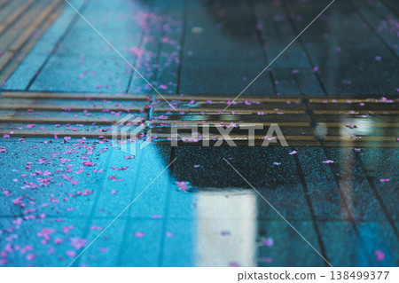 在雨中濕的人行道 在雨中濕的人行道 138499377
