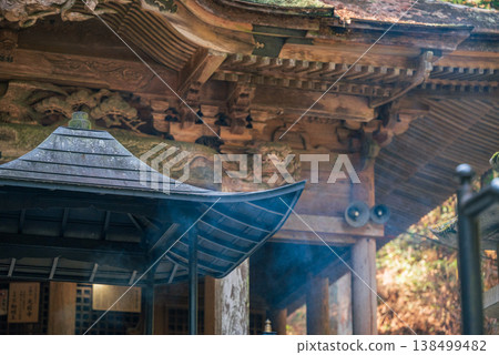 [Kōzenji Temple] A view of the area in front of the main hall with incense smoke rising [Komagane City] 138499482