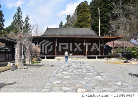 青蓮寺，日本岐阜縣高山市的國家指定重要文化財產：主殿和石板鋪就的參道，美麗的日式建築；祈禱者的背影。 138499484