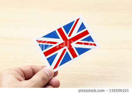 一手拿著一張英國國旗卡片 138500101