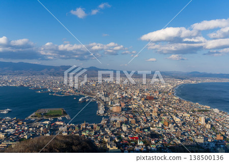 從函館山展望台(北海道)俯瞰函館市及港口全景 從函館山展望台(北海道)俯瞰函館市及港口全景 138500136