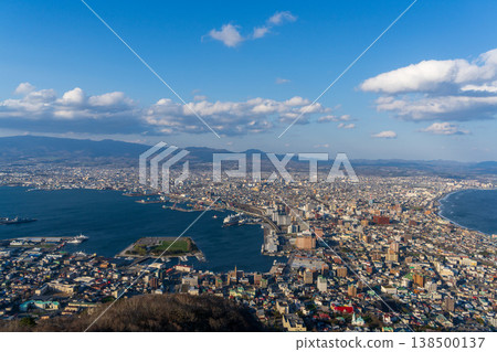 從函館山展望台(北海道)俯瞰函館市及港口全景 從函館山展望台(北海道)俯瞰函館市及港口全景 138500137