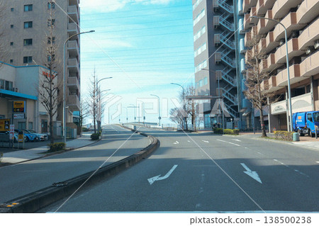 從十字路口看到的十字路口街道 138500238