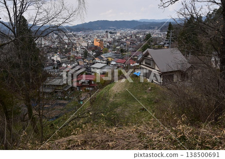 從城山公園看到的日本岐阜縣高山市中心中橋地區的美麗街景,有春天含苞待放的櫻花和新舊房屋。 從城山公園看到的日本岐阜縣高山市中心中橋地區的美麗街景,有春天含苞待放的櫻花和新舊房屋。 138500691