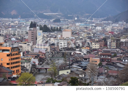 從城山公園可以看到日本岐阜縣高山市中心中橋地區美麗的城市景觀,春天櫻花含苞待放,宮川河蜿蜒流淌。 從城山公園可以看到日本岐阜縣高山市中心中橋地區美麗的城市景觀,春天櫻花含苞待放,宮川河蜿蜒流淌。 138500791
