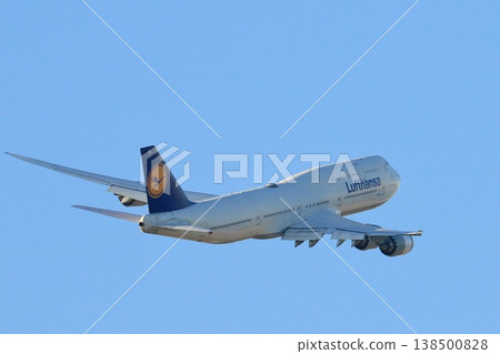 一架客機正在爬升:一架由漢莎航空營運的747巨型噴射客機。 一架客機正在爬升:一架由漢莎航空營運的747巨型噴射客機。 138500828
