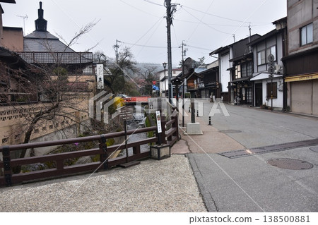 日本岐阜縣高山市的古老街道。散發著歷史氣息的老房子。高山春節期間的早晨景象。 138500881