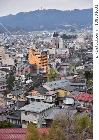 從城山公園可以看到日本岐阜縣高山市中心中橋地區美麗的城市景觀,春天櫻花含苞待放,宮川河蜿蜒流淌。 從城山公園可以看到日本岐阜縣高山市中心中橋地區美麗的城市景觀,春天櫻花含苞待放,宮川河蜿蜒流淌。 138501031