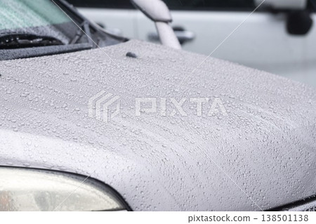 引擎蓋上的雨水 引擎蓋上的雨水 138501138