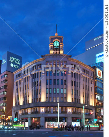 春日銀座四丁目十字路口熙熙攘攘的傍晚景象；都會景觀（2026年3月） 138501161