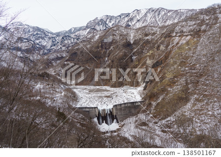 雪山中的泥沙控制壩：山區防災基礎設施 138501167