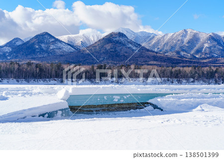 位於北海道十勝市的陶州別川大橋,被積雪掩埋,是日本國鐵的遺跡。 位於北海道十勝市的陶州別川大橋,被積雪掩埋,是日本國鐵的遺跡。 138501399