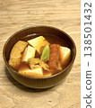 味噌湯配豆腐和油炸豆腐 138501432