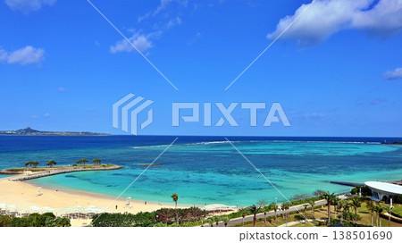 夏季沖繩藍天碧海的壯麗景色。 138501690