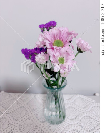 將菊花和勿忘我噴灑在玻璃花瓶中 138501719
