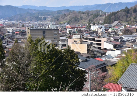 日本岐阜縣高山市美麗的城市景觀和周圍群山;春天櫻花含苞待放,新舊房屋交錯;從城山公園看到的景色。 日本岐阜縣高山市美麗的城市景觀和周圍群山;春天櫻花含苞待放,新舊房屋交錯;從城山公園看到的景色。 138502310