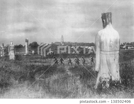 舊照片：1937 年 12 月，第二次中日戰爭期間，照片顯示日軍在蘇州雲巖寺塔附近推進。 138502406
