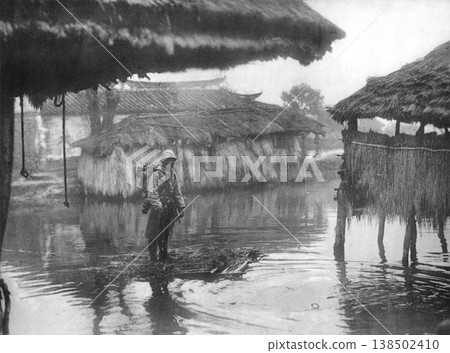 1937 年 11 月,第二次中日戰爭期間的老照片:日本陸軍偵察兵乘筏前往無錫。 1937 年 11 月,第二次中日戰爭期間的老照片:日本陸軍偵察兵乘筏前往無錫。 138502410