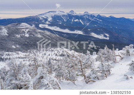 長野縣北橫岳冬季登山景色:白雪皚皚的山景。 長野縣北橫岳冬季登山景色:白雪皚皚的山景。 138502550