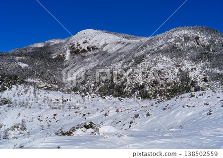 Winter mountain climbing scenery on Mt. Kitayokodake in Nagano Prefecture: A snow-covered mountain landscape. Winter mountain climbing scenery on Mt. Kitayokodake in Nagano Prefecture: A snow-covered mountain landscape. 138502559