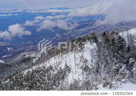 長野縣北橫岳冬季登山景色:白雪皚皚的山景。 長野縣北橫岳冬季登山景色:白雪皚皚的山景。 138502564