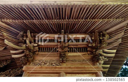 The beautiful wooden framework of the shrine roof 138502565