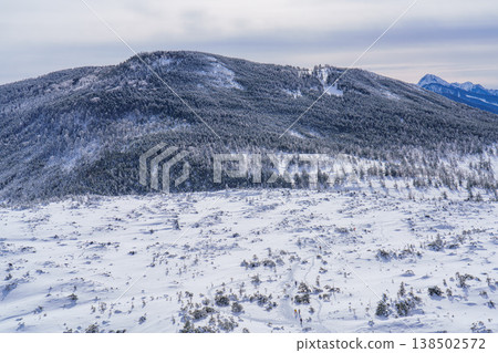 冬季登山遊覽長野縣北橫岳:白雪皚皚的八嶽山脈景色。 冬季登山遊覽長野縣北橫岳:白雪皚皚的八嶽山脈景色。 138502572