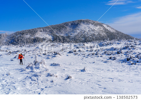 冬季登山遊覽長野縣北橫岳:白雪皚皚的八嶽山脈景色。 冬季登山遊覽長野縣北橫岳:白雪皚皚的八嶽山脈景色。 138502573