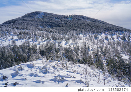 Winter mountain climbing on Mt. Kitayokodake in Nagano: Scenery of the snow-covered Yatsugatake Mountains. Winter mountain climbing on Mt. Kitayokodake in Nagano: Scenery of the snow-covered Yatsugatake Mountains. 138502574