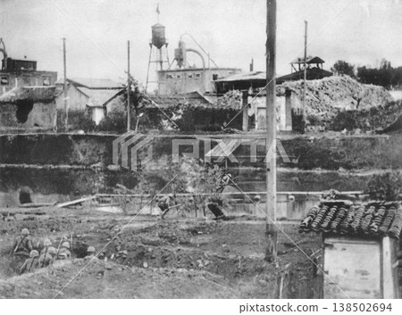 舊照片：1937 年 11 月 2 日，第二次中日戰爭期間，日軍在敵人面前渡過蘇州河。 138502694