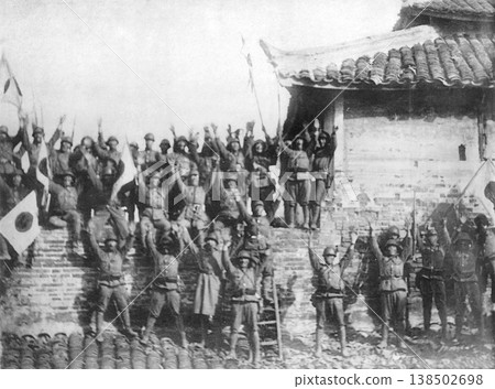 舊照片:1937 年 12 月 2 日,第二次中日戰爭期間,日軍進入無錫江陰市。 舊照片:1937 年 12 月 2 日,第二次中日戰爭期間,日軍進入無錫江陰市。 138502698