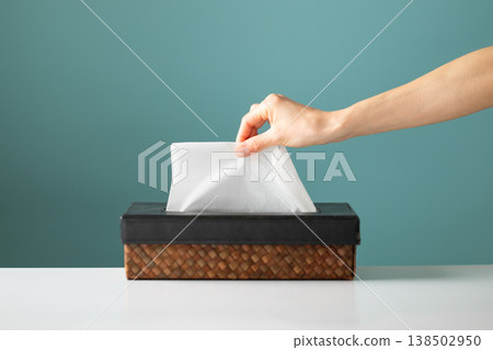 手裡拿著紙巾 手裡拿著紙巾 138502950