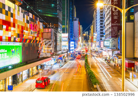 香港主要街道彌敦道的夜景。 香港主要街道彌敦道的夜景。 138502996