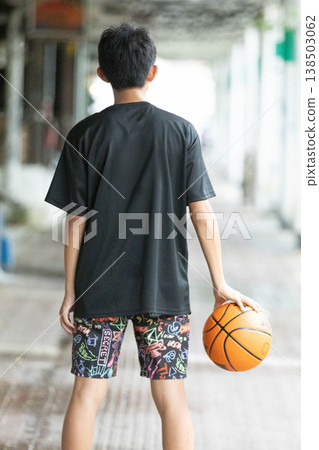 籃球男孩背部被射 籃球男孩背部被射 138503062