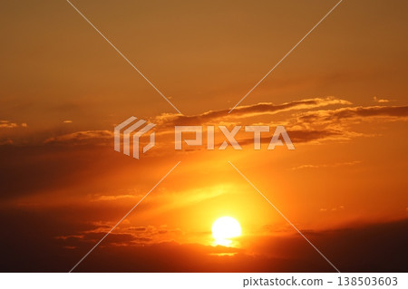 橙色的夕陽、日落和雲彩構成了一幅美麗的風景。 138503603
