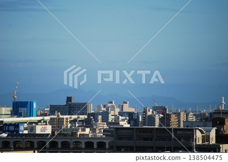 城市日落,遠處群山環繞。 城市日落,遠處群山環繞。 138504475