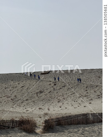 中田島沙丘位於靜岡縣濱松市,是日本三大沙丘之一,擁有通往太平洋的沙路和美麗的沙丘風蝕紋理。 中田島沙丘位於靜岡縣濱松市,是日本三大沙丘之一,擁有通往太平洋的沙路和美麗的沙丘風蝕紋理。 138505681
