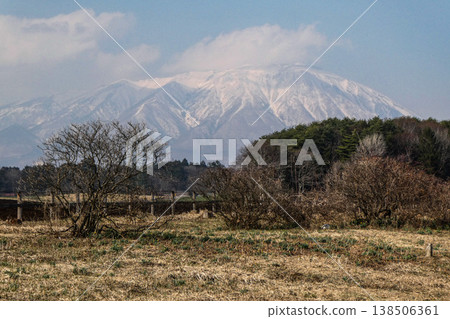 積雪融化,晚春已至,北方地區迎來了春天:小岩井農業公園的牧場和雄偉的岩手山。 積雪融化,晚春已至,北方地區迎來了春天:小岩井農業公園的牧場和雄偉的岩手山。 138506361
