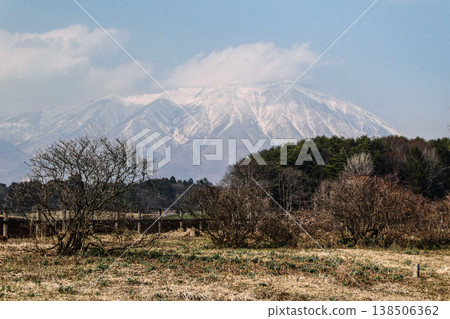 積雪融化，晚春已至，北方地區迎來了春天：小岩井農業公園的牧場和雄偉的岩手山。 138506362