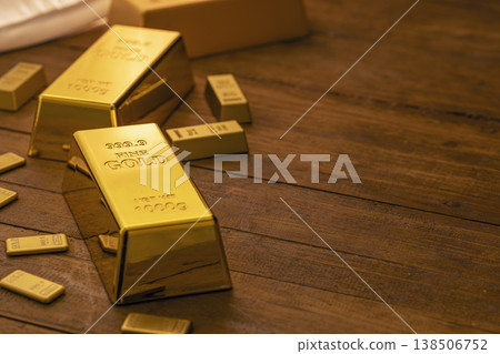 Luxury Gold Bars and Bullion Ingots Arranged on Rich Wooden Table - Financial Wealth and Investment 138506752