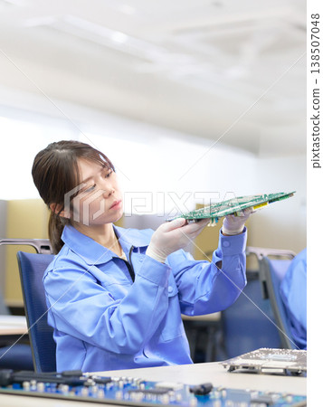 女製造工程師正在檢查電子電路板 138507048