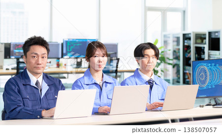 Male and female engineers in the manufacturing industry who use computers for design and system management. 138507057