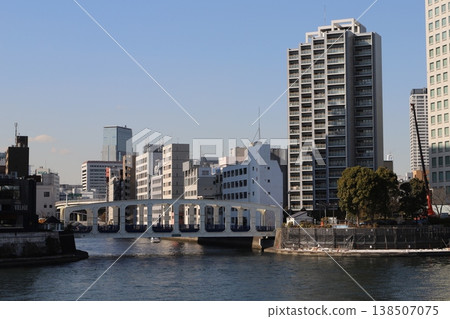 從永泰橋眺望隅田川和豐見橋(東京都中央區和江東區) 從永泰橋眺望隅田川和豐見橋(東京都中央區和江東區) 138507075