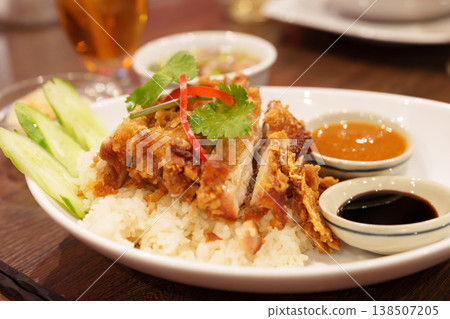 泰國菜“炒考曼蓋（Khao Man Gai Tod）” 138507205