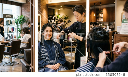 一位女士在美容院理髮 138507246